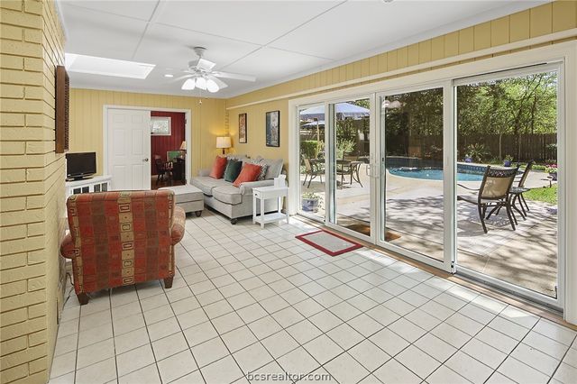 1104 Carmel Court, College Station, TX 77845