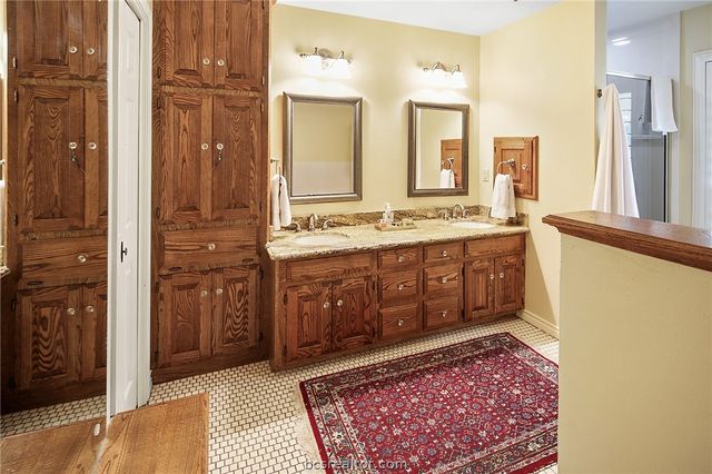 1104 Carmel Court, College Station, TX 77845