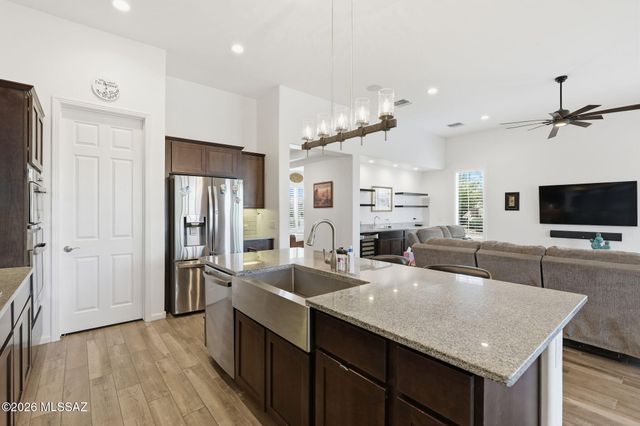 2475 E Rolling Meadow Lane, Green Valley, AZ 85614