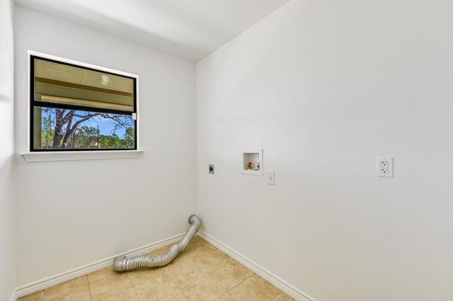 100 Acorn TRL, Cedar Creek, TX 78612