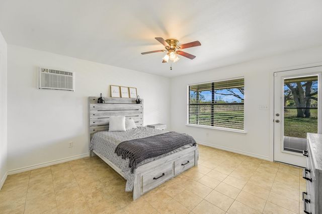 100 Acorn TRL, Cedar Creek, TX 78612