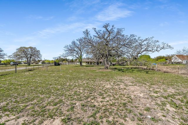 100 Acorn TRL, Cedar Creek, TX 78612