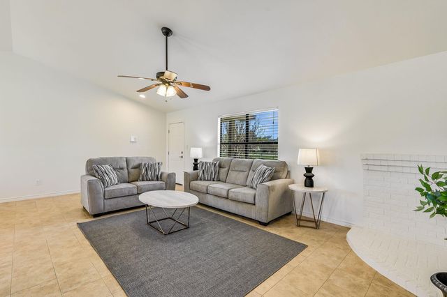 100 Acorn TRL, Cedar Creek, TX 78612