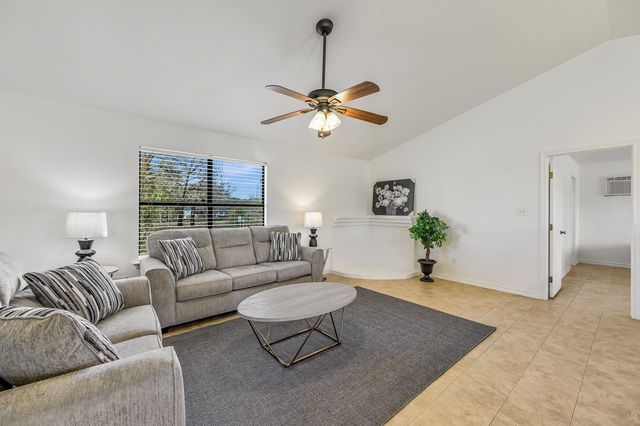 100 Acorn TRL, Cedar Creek, TX 78612