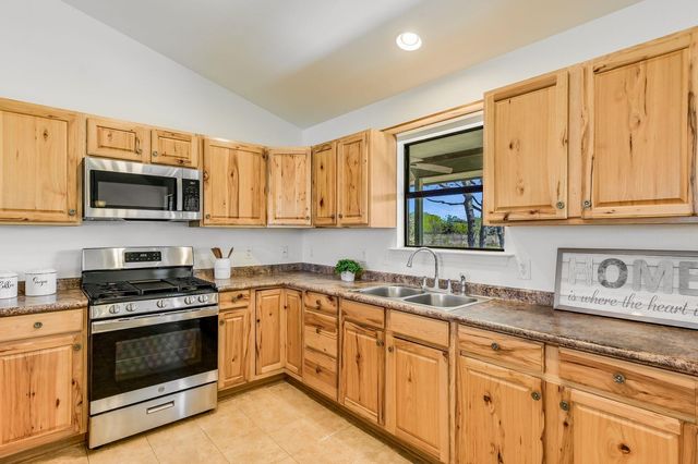 100 Acorn TRL, Cedar Creek, TX 78612