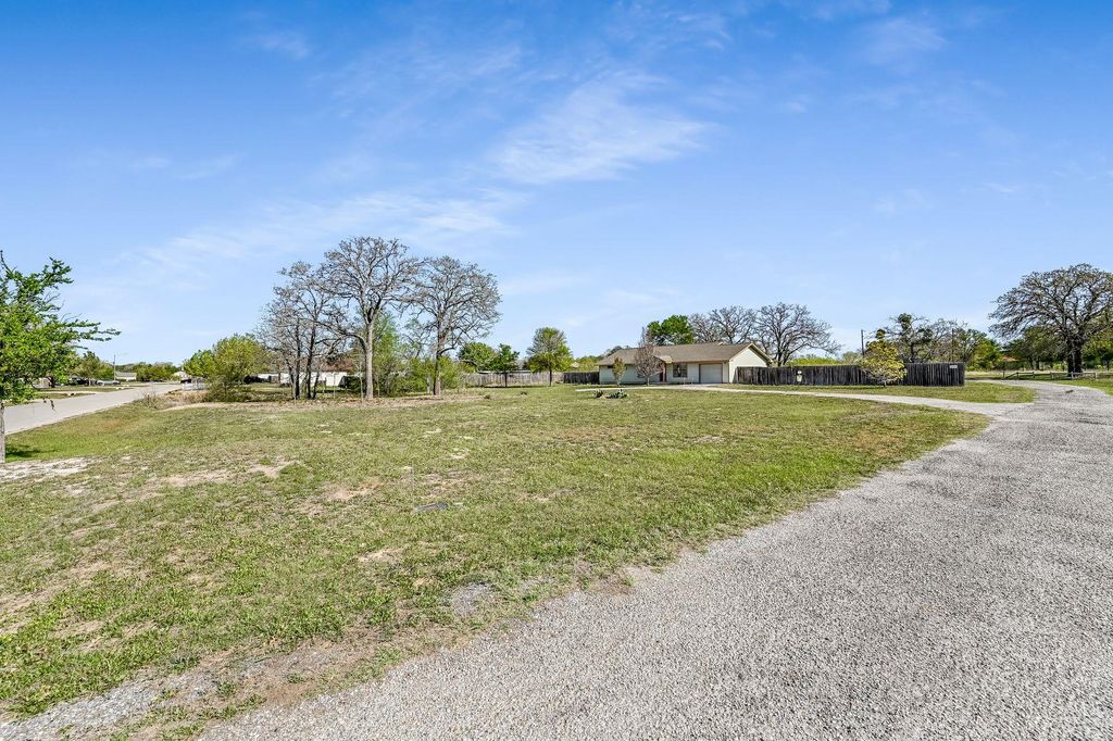 100 Acorn TRL, Cedar Creek, TX 78612