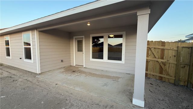 106 Kokomo Ct, Rockport, TX 78382