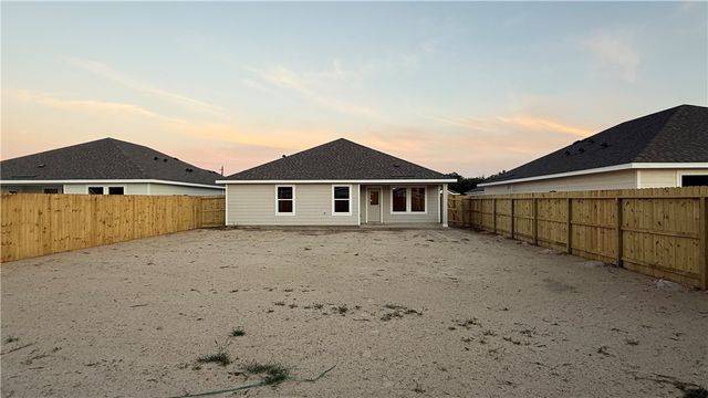 106 Kokomo Ct, Rockport, TX 78382