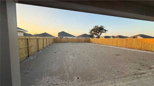 106 Kokomo Ct, Rockport, TX 78382