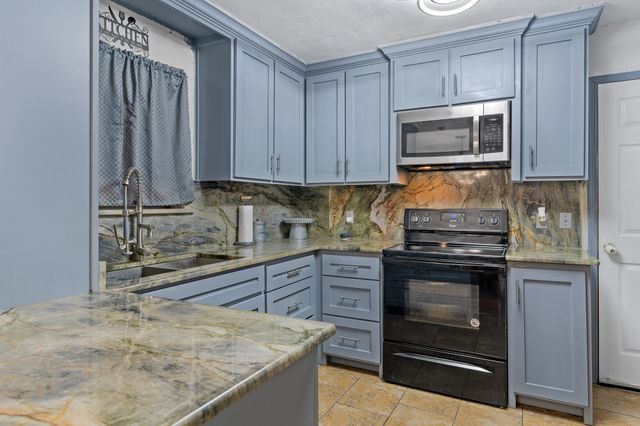 621 Royal Valley Road, Grand Prairie, TX 75052