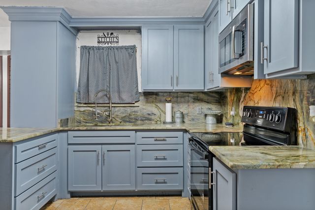 621 Royal Valley Road, Grand Prairie, TX 75052