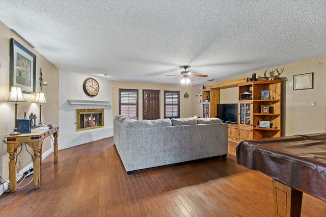 621 Royal Valley Road, Grand Prairie, TX 75052