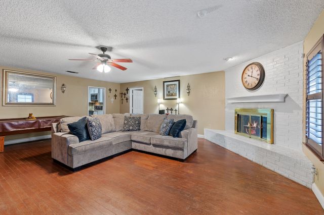 621 Royal Valley Road, Grand Prairie, TX 75052