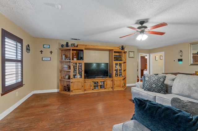 621 Royal Valley Road, Grand Prairie, TX 75052