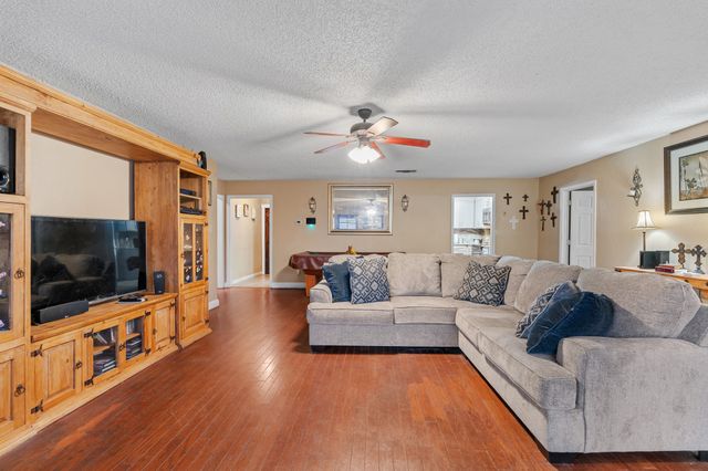 621 Royal Valley Road, Grand Prairie, TX 75052