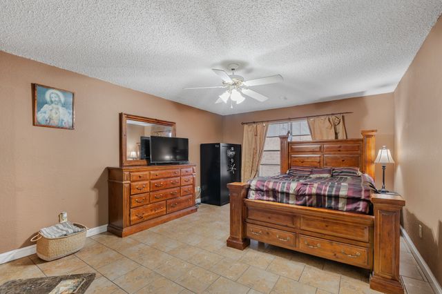 621 Royal Valley Road, Grand Prairie, TX 75052