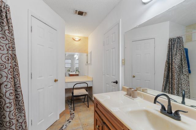 621 Royal Valley Road, Grand Prairie, TX 75052