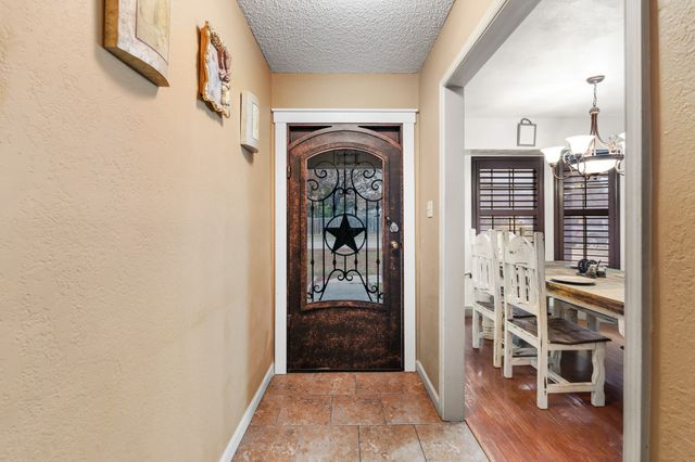 621 Royal Valley Road, Grand Prairie, TX 75052