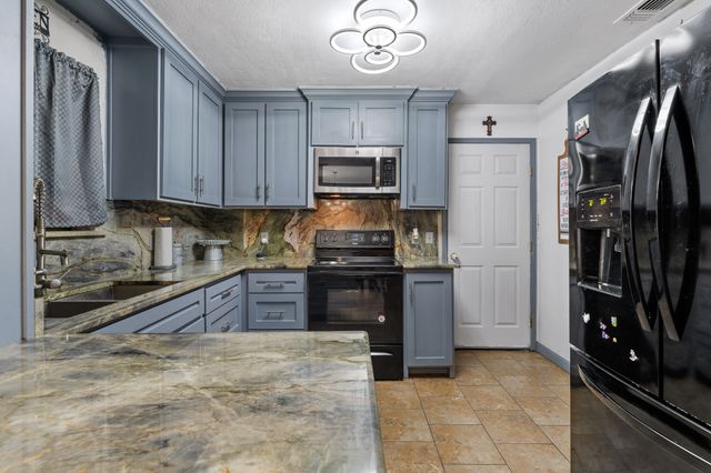 621 Royal Valley Road, Grand Prairie, TX 75052