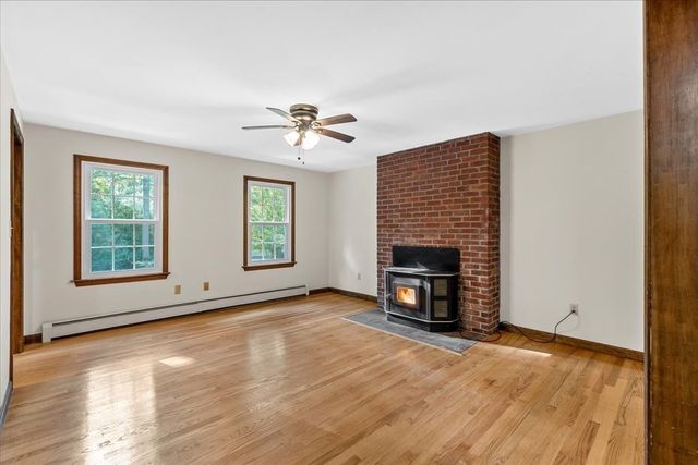 6 Holloway Brook Rd, Lakeville, MA 02347