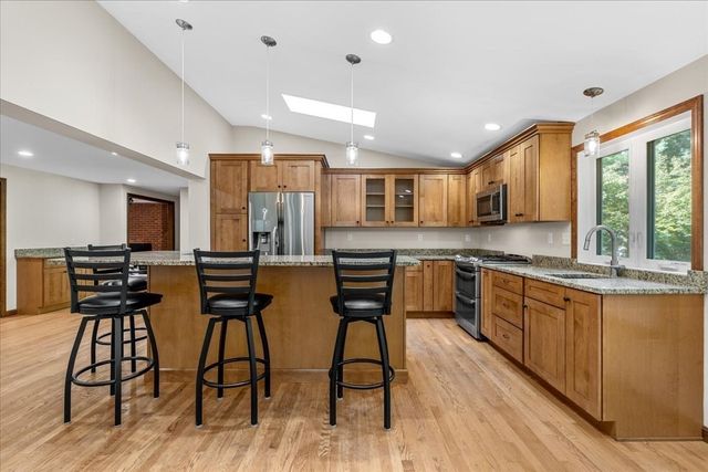 6 Holloway Brook Rd, Lakeville, MA 02347