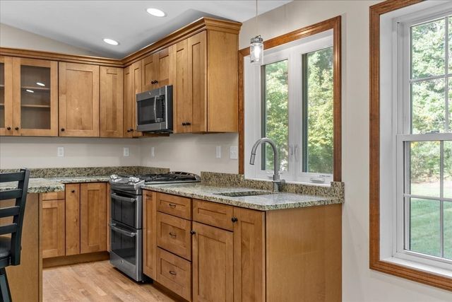 6 Holloway Brook Rd, Lakeville, MA 02347