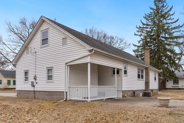 316 8th Avenue, Camanche, IA 52730