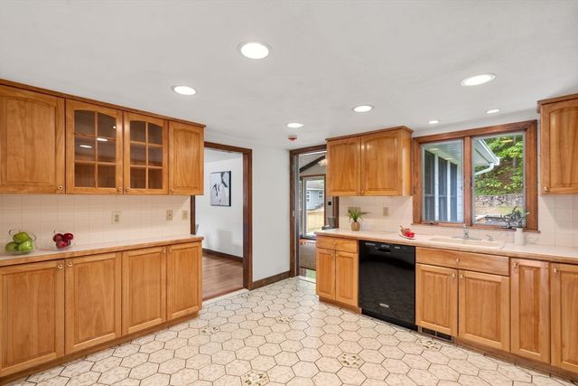 33 Heather Drive, Norwood, MA 02062
