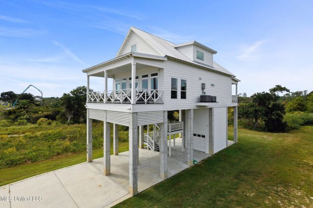 218 S Beach Boulevard, Waveland, MS 39576
