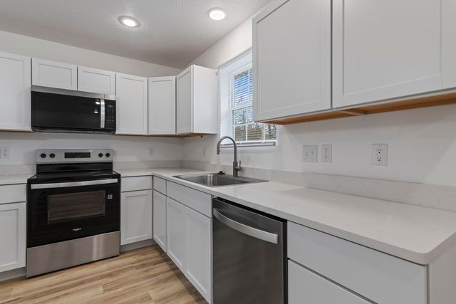 1114 S Hillcrest Avenue, Springfield, MO 65802