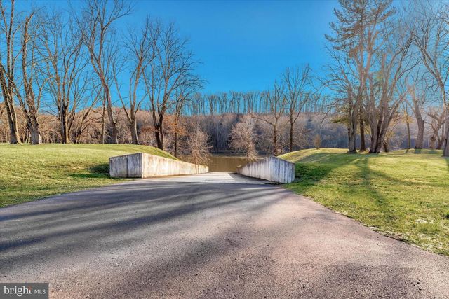 287 LACKAWANNA LN, Falling Waters, WV 25419