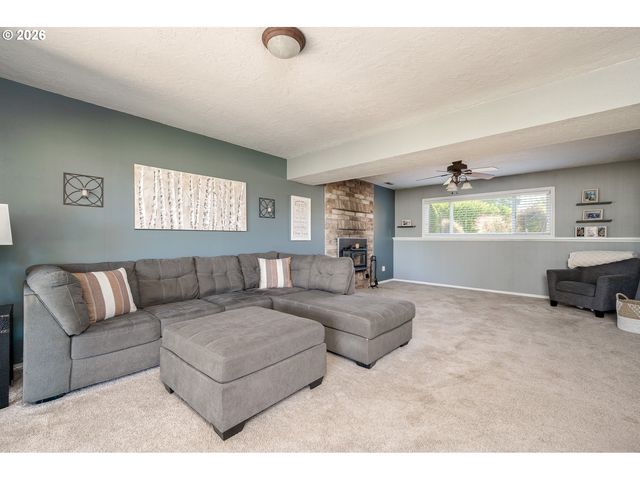 23120 Se NAOMI Ct, Damascus, OR 97089