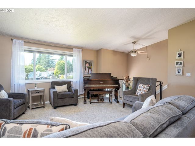 23120 Se NAOMI Ct, Damascus, OR 97089