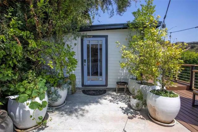 2597 Dearborn Drive, Los Angeles, CA 90068