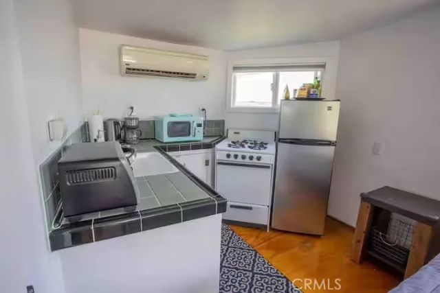 2597 Dearborn Drive, Los Angeles, CA 90068