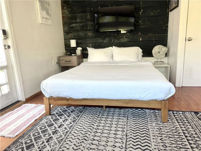 2597 Dearborn Drive, Los Angeles, CA 90068
