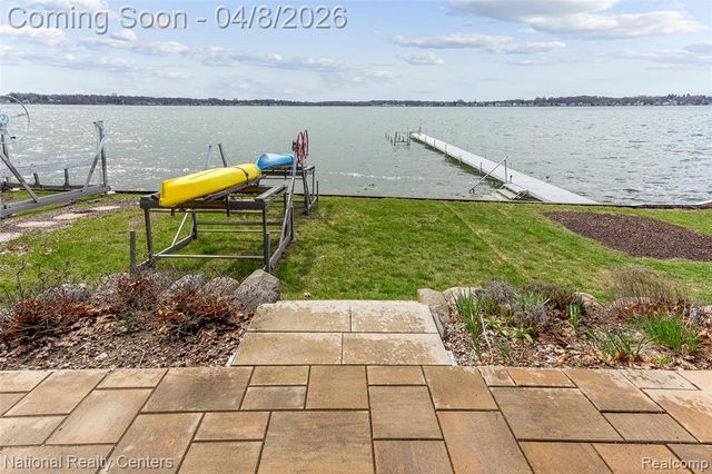 1284 East Lake Drive, Novi, MI 48377