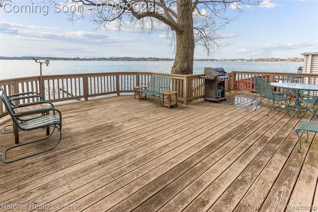 1284 East Lake Drive, Novi, MI 48377