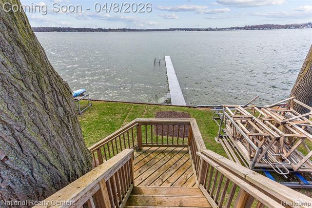 1284 East Lake Drive, Novi, MI 48377