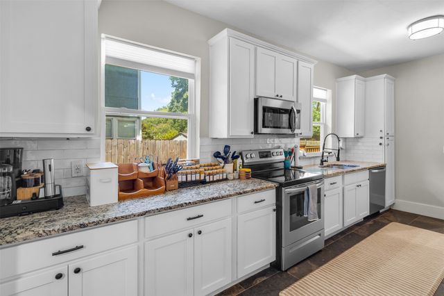 406 S Montreal Avenue, Dallas, TX 75208