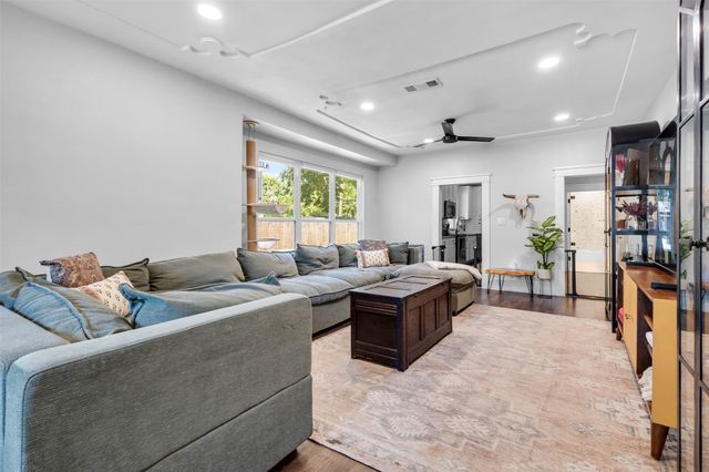 406 S Montreal Avenue, Dallas, TX 75208
