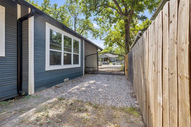 406 S Montreal Avenue, Dallas, TX 75208