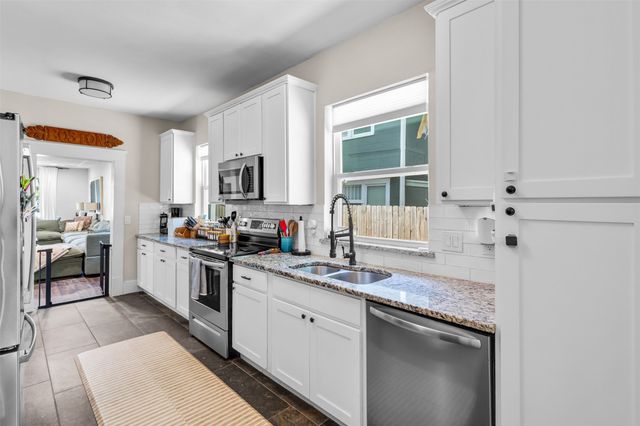 406 S Montreal Avenue, Dallas, TX 75208