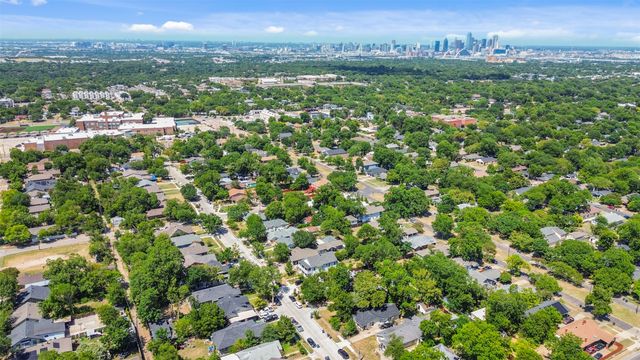 406 S Montreal Avenue, Dallas, TX 75208