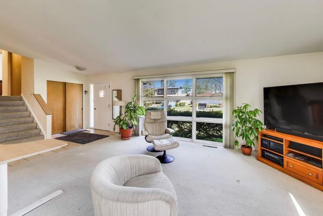2710 Marl Oak Drive, Highland Park, IL 60035