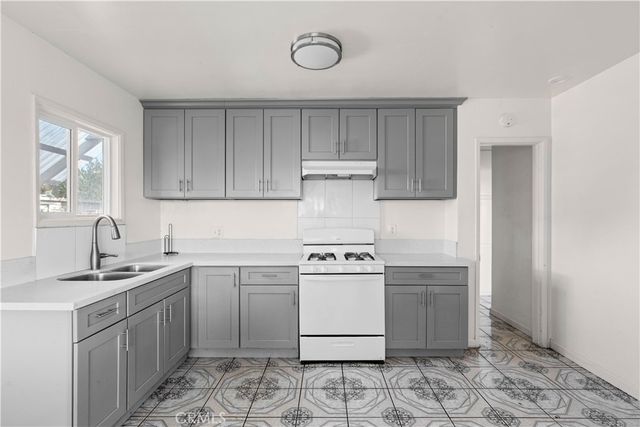 2135 Down, Riverside, CA 92507