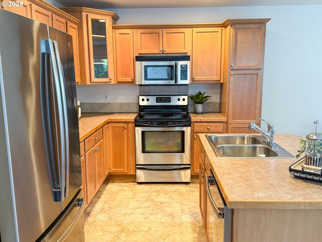 13416 Se HAROLD St 9, Portland, OR 97236