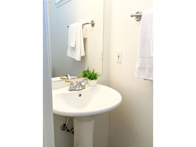 13416 Se HAROLD St 9, Portland, OR 97236