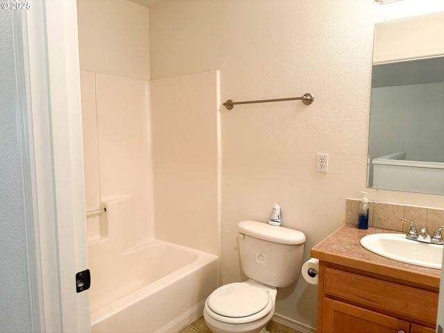 13416 Se HAROLD St 9, Portland, OR 97236