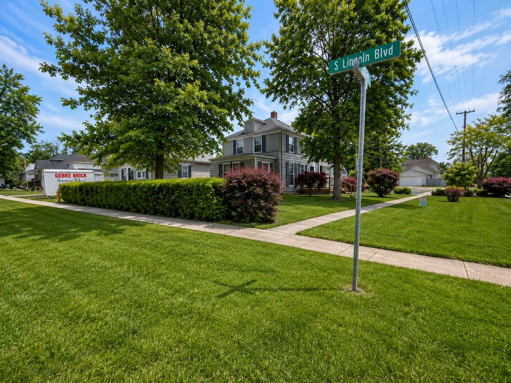 Image 12 of property listing at 831 E 5th Street, Centralia, IL 62801